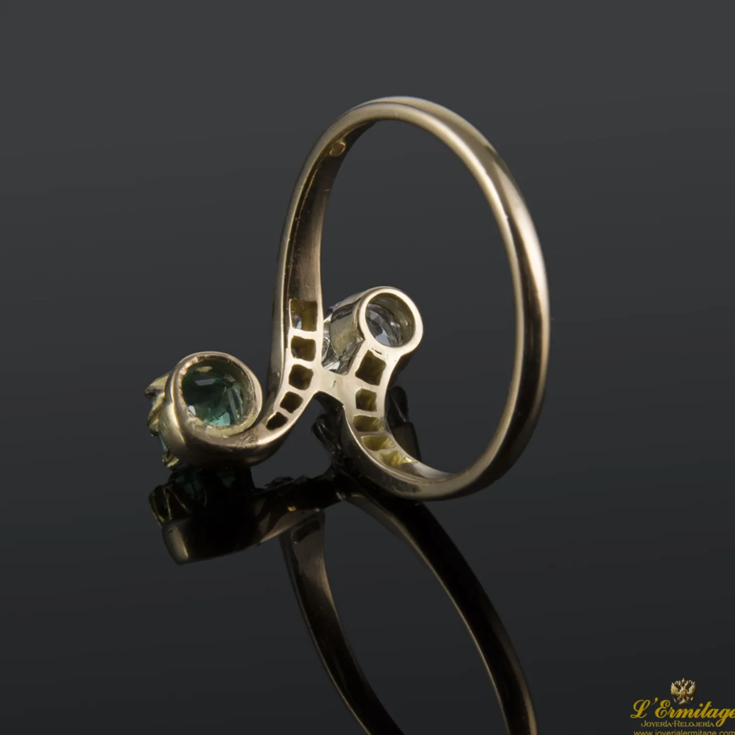 ANILLOS / SORTIJAS Sortija tu y yo realizada en oro amarillo con una esmeralda y un brillante