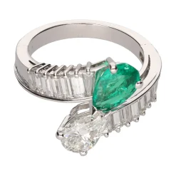 ANILLOS / SORTIJAS Sortija tu y yo en oro blanco con diamantes y esmeralda.