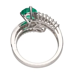 ANILLOS / SORTIJAS Sortija tu y yo en oro blanco con diamantes y esmeralda.
