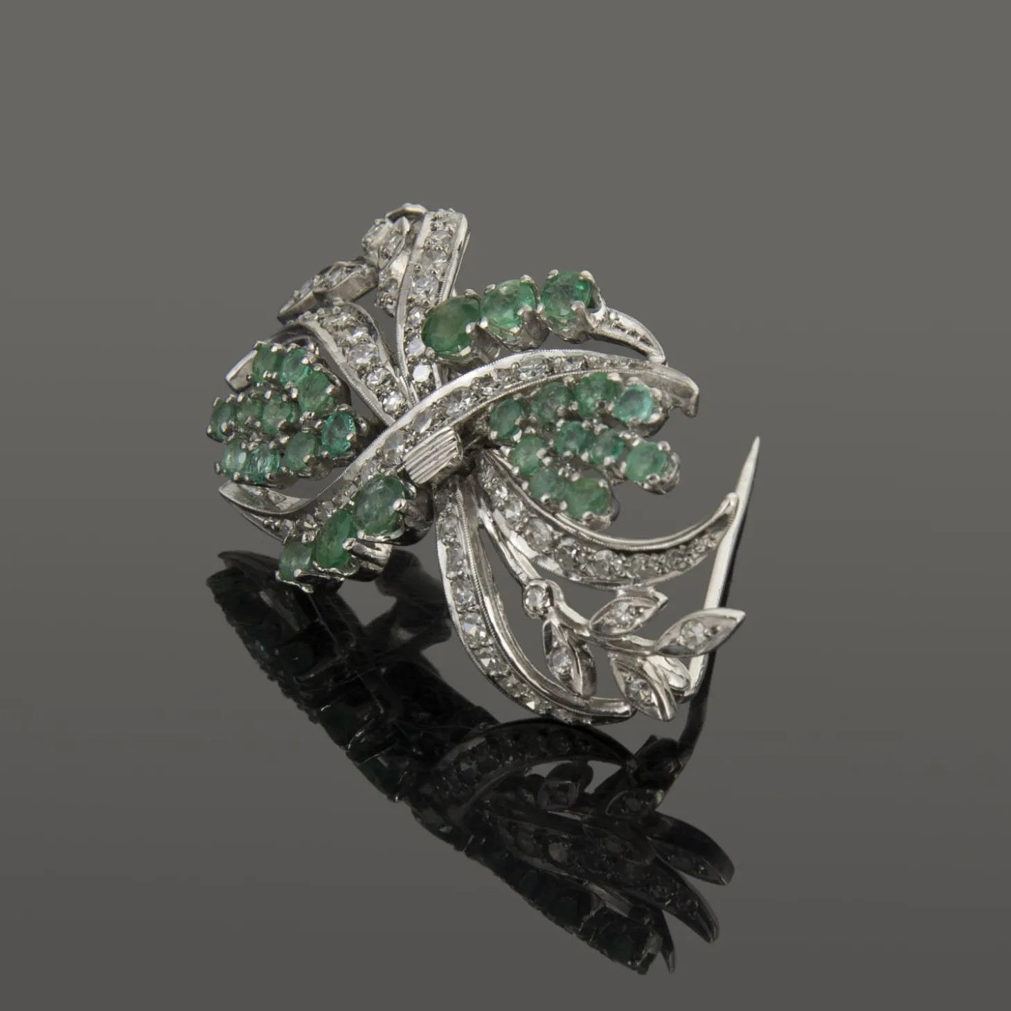 BROCHES / ALFILERES Broche-alfiler oro blanco esmeraldas y diamantes