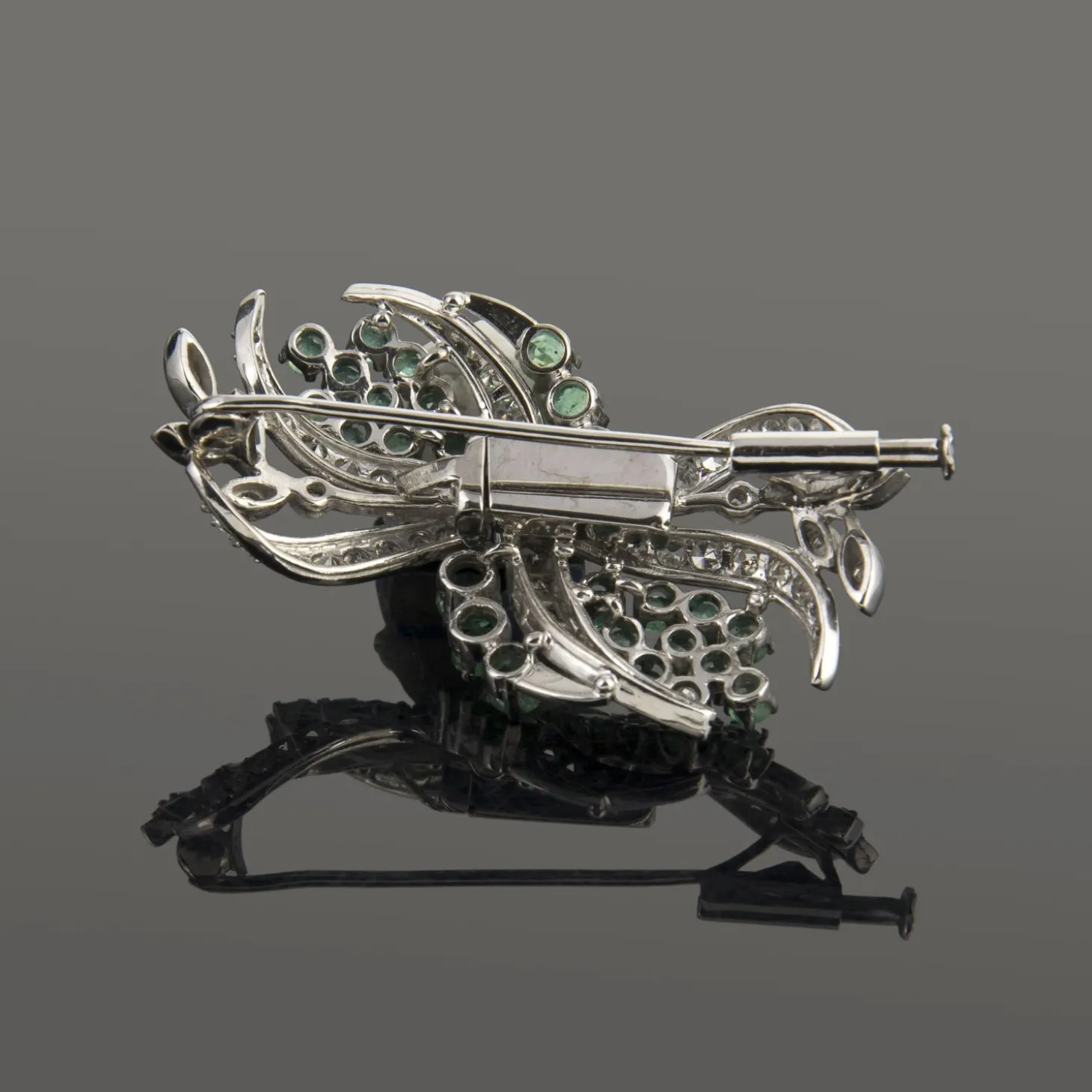 BROCHES / ALFILERES Broche-alfiler oro blanco esmeraldas y diamantes