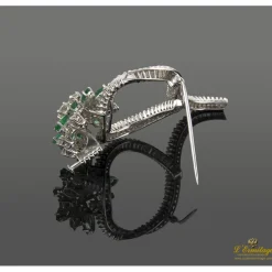BROCHES / ALFILERES Broche-alfiler oro blanco esmeraldas y diamantes.