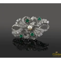 BROCHES / ALFILERES Broche-alfiler oro blanco perla, esmeraldas y diamantes.