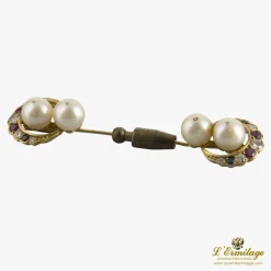 BROCHES / ALFILERES Broche-alfiler antiguo oro amarillo perlas rubíes zafiros y diamantes.