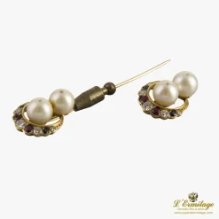 BROCHES / ALFILERES Broche-alfiler antiguo oro amarillo perlas rubíes zafiros y diamantes.