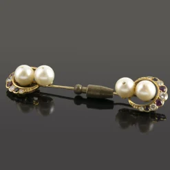 BROCHES / ALFILERES Broche-alfiler antiguo oro amarillo perlas rubíes zafiros y diamantes.
