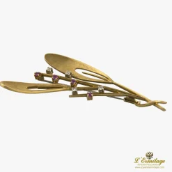 BROCHES / ALFILERES Broche-alfiler antiguo en forma de rama oro amarillo rubíes y diamantes.