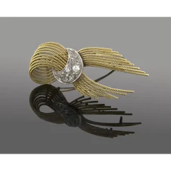BROCHES / ALFILERES Broche-alfiler lazo con medialuna en oro amarillo y oro blanco con diamantes.