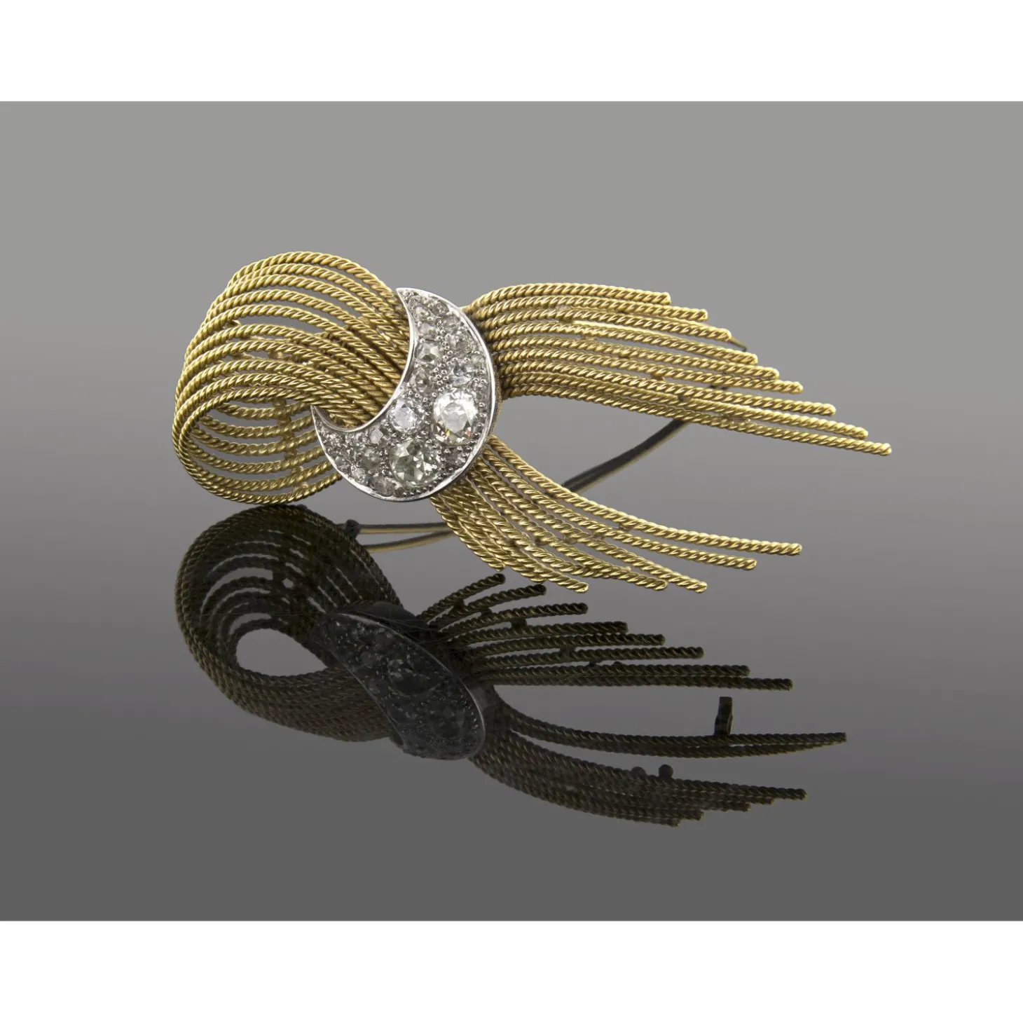 BROCHES / ALFILERES Broche-alfiler lazo con medialuna en oro amarillo y oro blanco con diamantes.