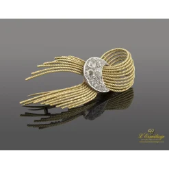BROCHES / ALFILERES Broche-alfiler lazo con medialuna en oro amarillo y oro blanco con diamantes.