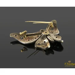 BROCHES / ALFILERES Broche-alfiler mariposa en oro amarillo y plata con rubíes, esmeraldas, zafiros y diamantes naturales.
