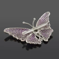 BROCHES / ALFILERES Broche-alfiler mariposa oro blanco y rubíes