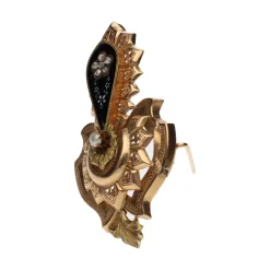 BROCHES / ALFILERES Broche antiguo en oro amarillo, esmalte, perla y diamantes.