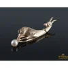 BROCHES / ALFILERES Broche en forma de cabra montesa.