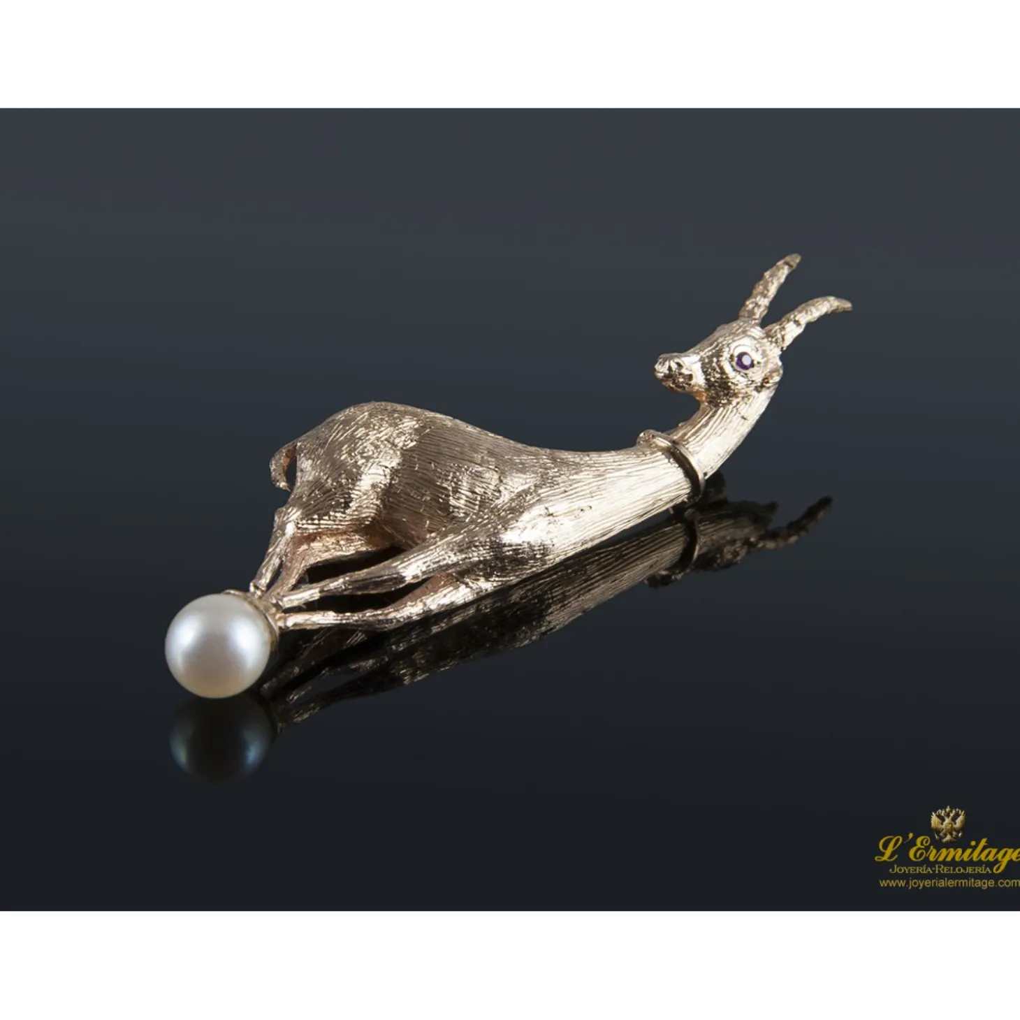 BROCHES / ALFILERES Broche en forma de cabra montesa.