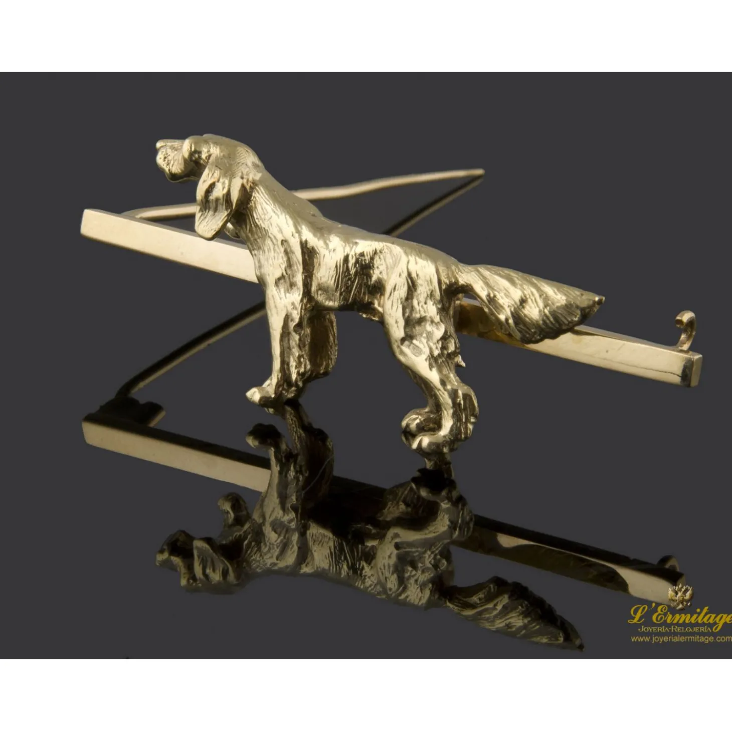 BROCHES / ALFILERES Broche en forma de perro realizado en oro amarillo.