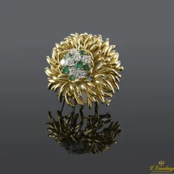 BROCHES / ALFILERES Broche en forma de flor con esmeraldas y brillantes