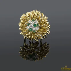 BROCHES / ALFILERES Broche en forma de flor con esmeraldas y brillantes