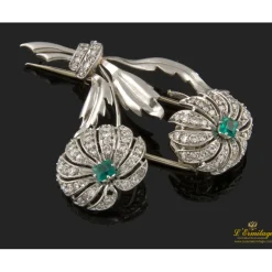 BROCHES / ALFILERES Broche en forma de palmeras realizado en oro blanco con esmeraldas y diamantes.