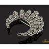BROCHES / ALFILERES Broche en forma de medialuna realizado en oro blanco con brillantes.