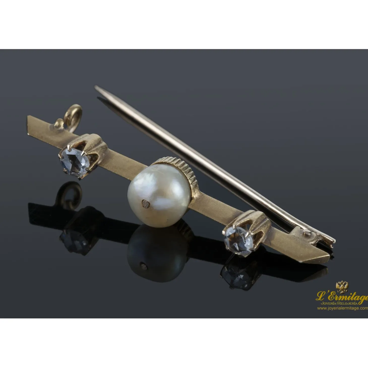 BROCHES / ALFILERES Broche en oro amarillo con una perla y diamantes