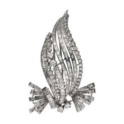 BROCHES / ALFILERES Broche en oro blanco con diamantes naturales.