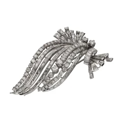 BROCHES / ALFILERES Broche en oro blanco con diamantes naturales.