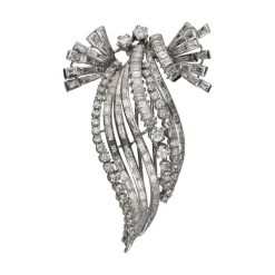 BROCHES / ALFILERES Broche en oro blanco con diamantes naturales.
