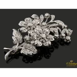 BROCHES / ALFILERES Broche floral realizado en oro blanco y diamantes