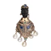 BROCHES / ALFILERES Broche moretto en oro de 9k con zafiros, esmeraldas, perlas y diamantes.