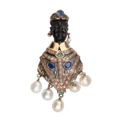 BROCHES / ALFILERES Broche moretto en oro de 9k con zafiros, esmeraldas, perlas y diamantes.