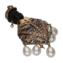 BROCHES / ALFILERES Broche moretto en oro de 9k con zafiros, esmeraldas, perlas y diamantes.