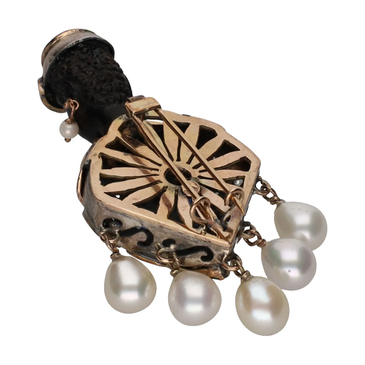 BROCHES / ALFILERES Broche moretto en oro de 9k con zafiros, esmeraldas, perlas y diamantes.