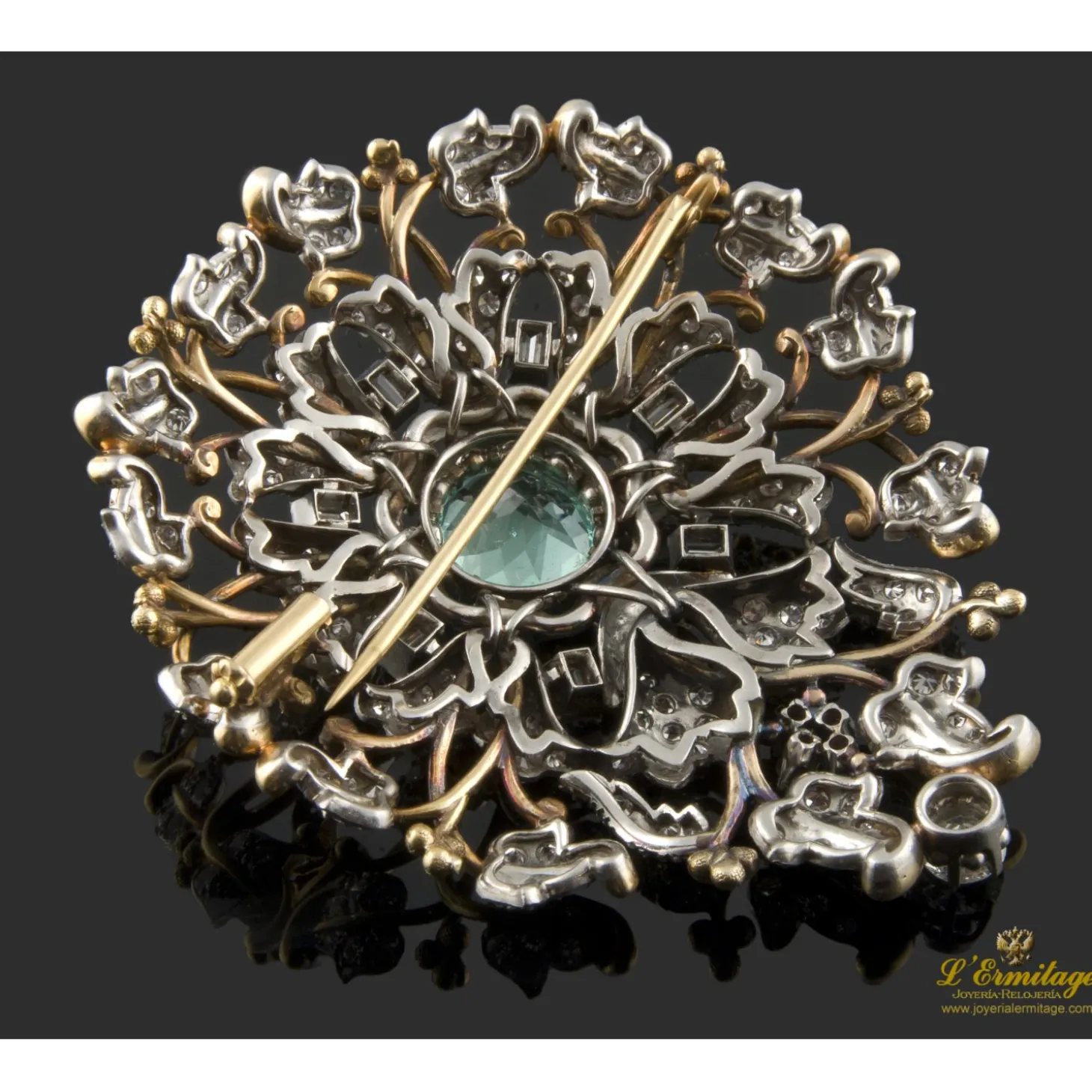 BROCHES / ALFILERES Broche realizado en oro amarillo y oro blanco. Presenta una esmeralda natural colombiana, diamantes y brillante.