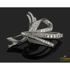 BROCHES / ALFILERES Broche realizado en oro blanco con brillantes.