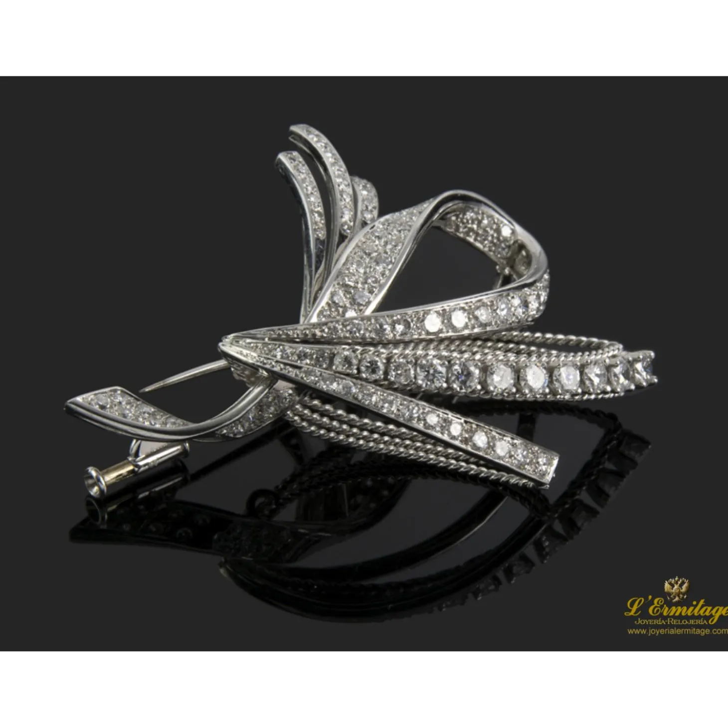 BROCHES / ALFILERES Broche realizado en oro blanco con brillantes.