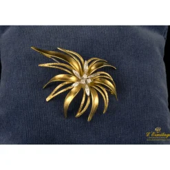 BROCHES / ALFILERES Broche tipo hojas con centro de brillante en oro amarillo
