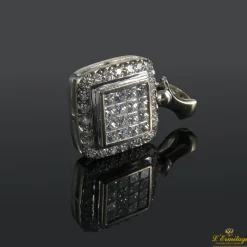 COLGANTES Colgante cuadrado realizado en oro blanco. Con cuajado de diamantes y orla de brillantes.