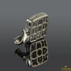 COLGANTES Colgante cuadrado realizado en oro blanco. Con cuajado de diamantes y orla de brillantes.