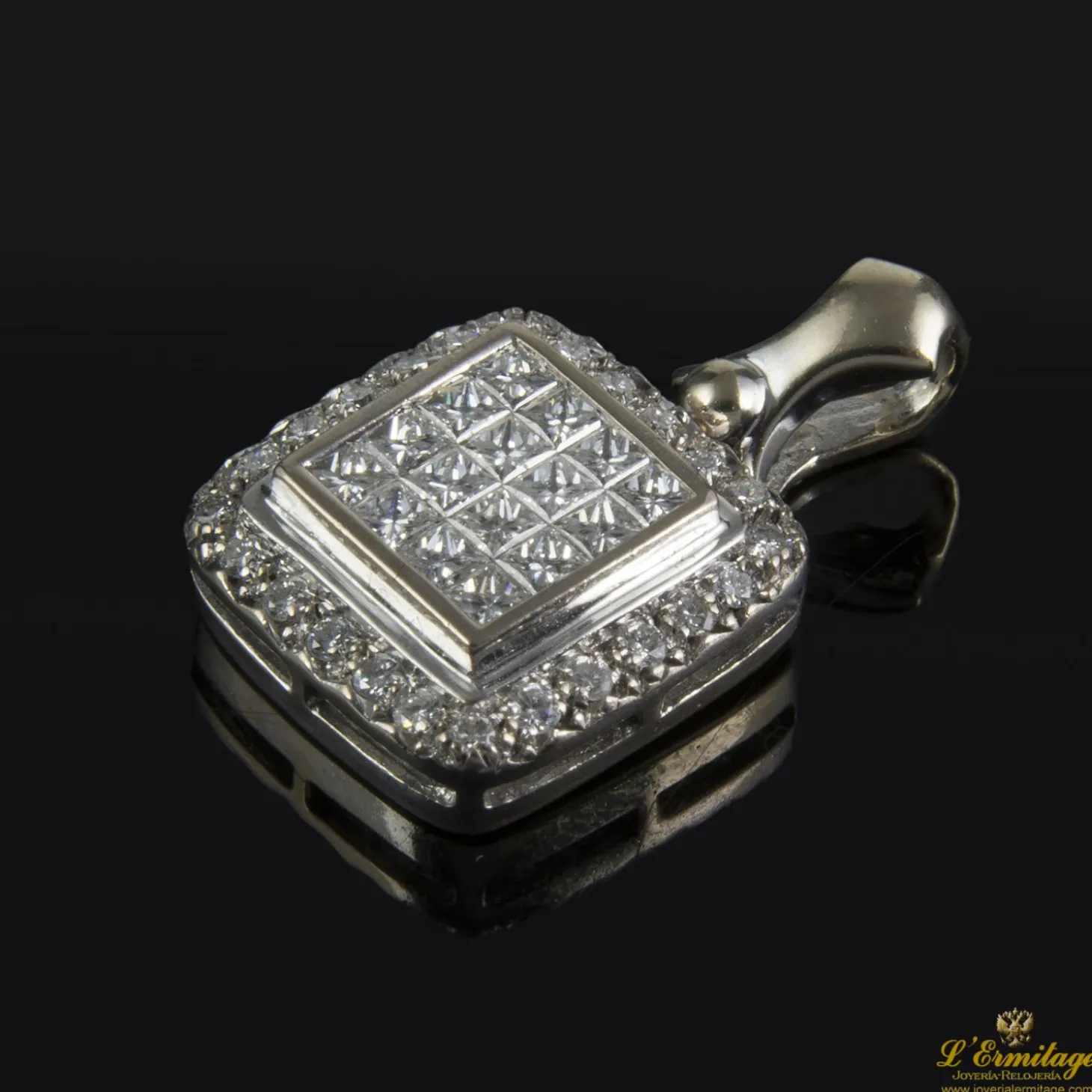 COLGANTES Colgante cuadrado realizado en oro blanco. Con cuajado de diamantes y orla de brillantes.