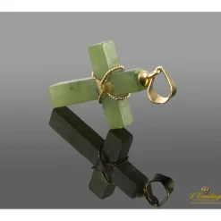 COLGANTES Colgante de jade en forma de cruz montada en oro amarillo.