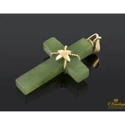 COLGANTES Colgante de jade en forma de cruz montada en oro amarillo.