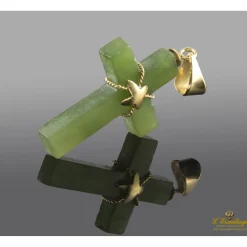 COLGANTES Colgante de jade en forma de cruz montada en oro amarillo.