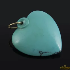 COLGANTES Colgante de turquesa en forma de corazón montado en oro amarillo.