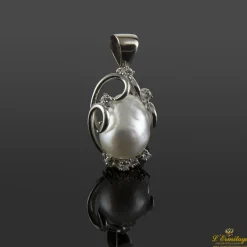 COLGANTES Colgante en oro blanco con perla australiana y brillantes.