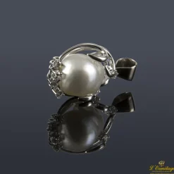 COLGANTES Colgante en oro blanco con perla australiana y brillantes.