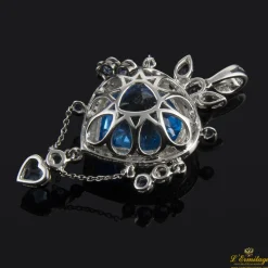 COLGANTES Colgante realizado en oro blanco. Presenta un piedra azul principal con orla de brillantes.