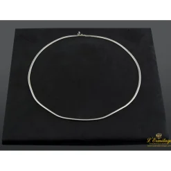 COLLARES Collar cola de ratón realizado en oro blanco.