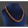 COLLARES Collar con bolas de coral con cierre en oro amarillo.