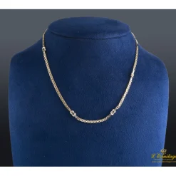 COLLARES Collar con motivos en forma de nudo realizado en oro amarillo.